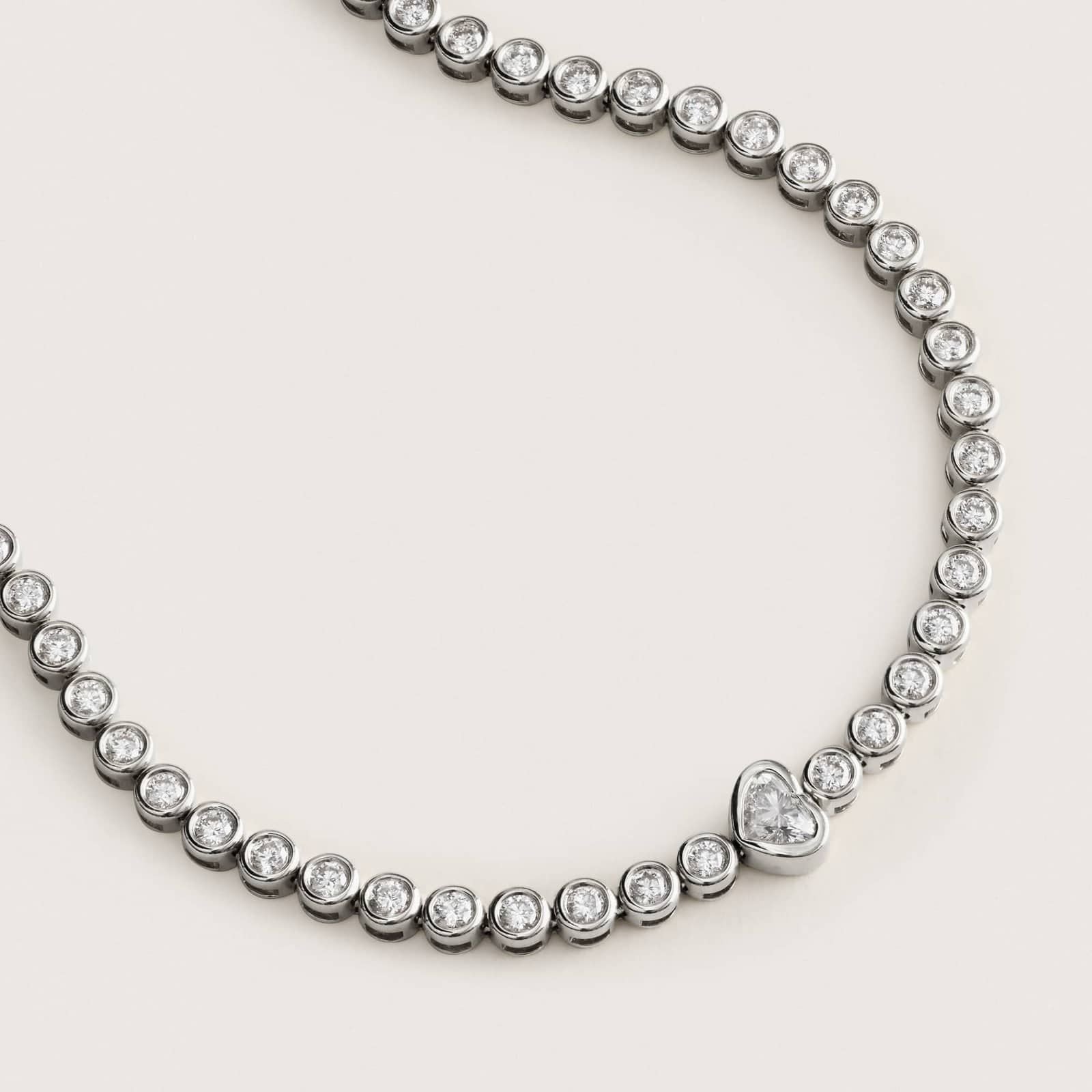 Round Diamond Tennis Bracelet with Bezel Heart Center in White Gold / Yellow Gold