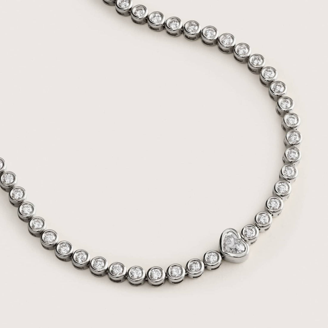 Round Diamond Tennis Bracelet with Bezel Heart Center in White Gold / Yellow Gold