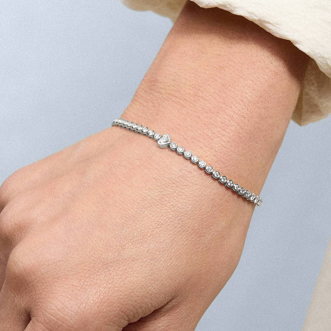 Round Diamond Tennis Bracelet with Bezel Heart Center in White Gold / Yellow Gold