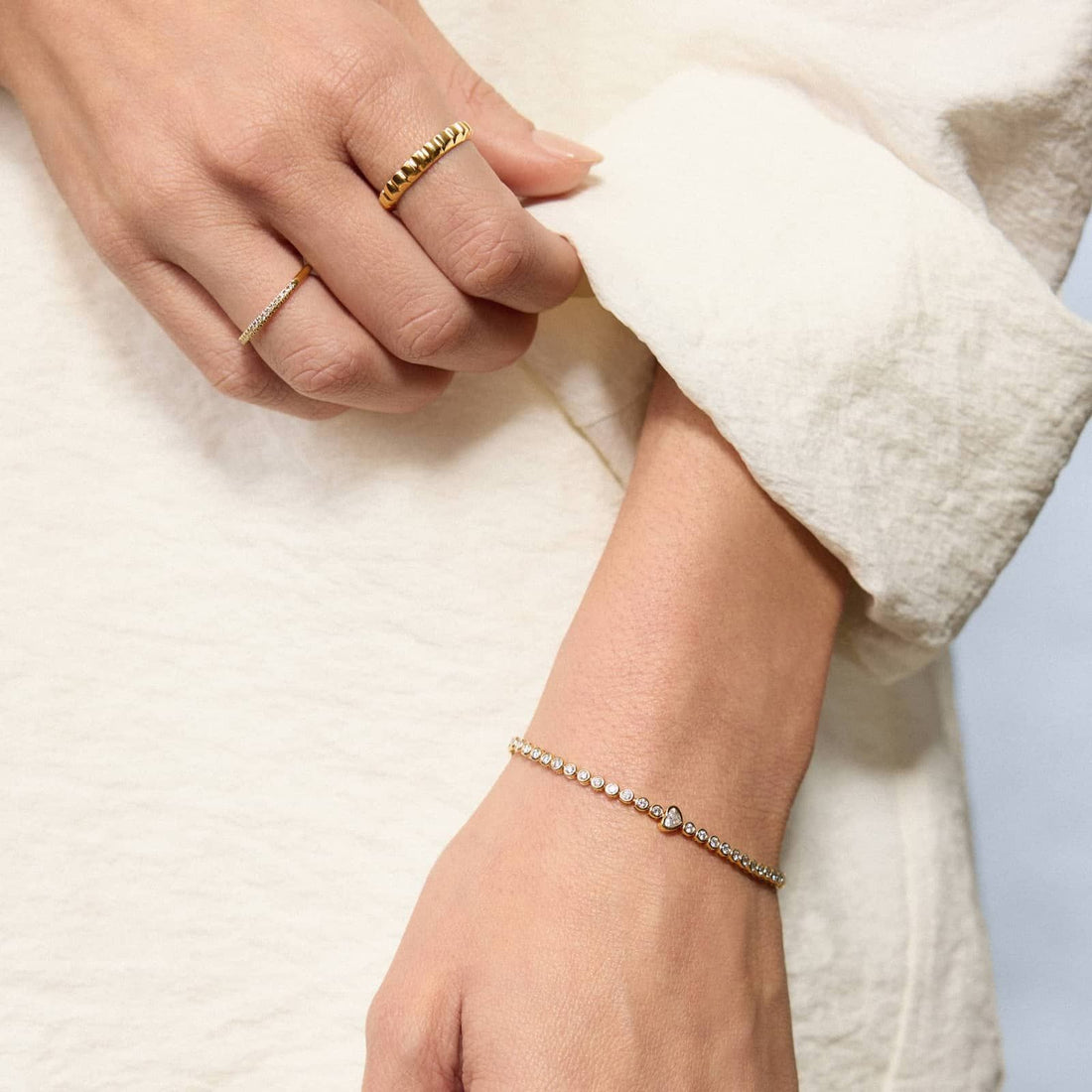 Round Diamond Tennis Bracelet with Bezel Heart Center in White Gold / Yellow Gold
