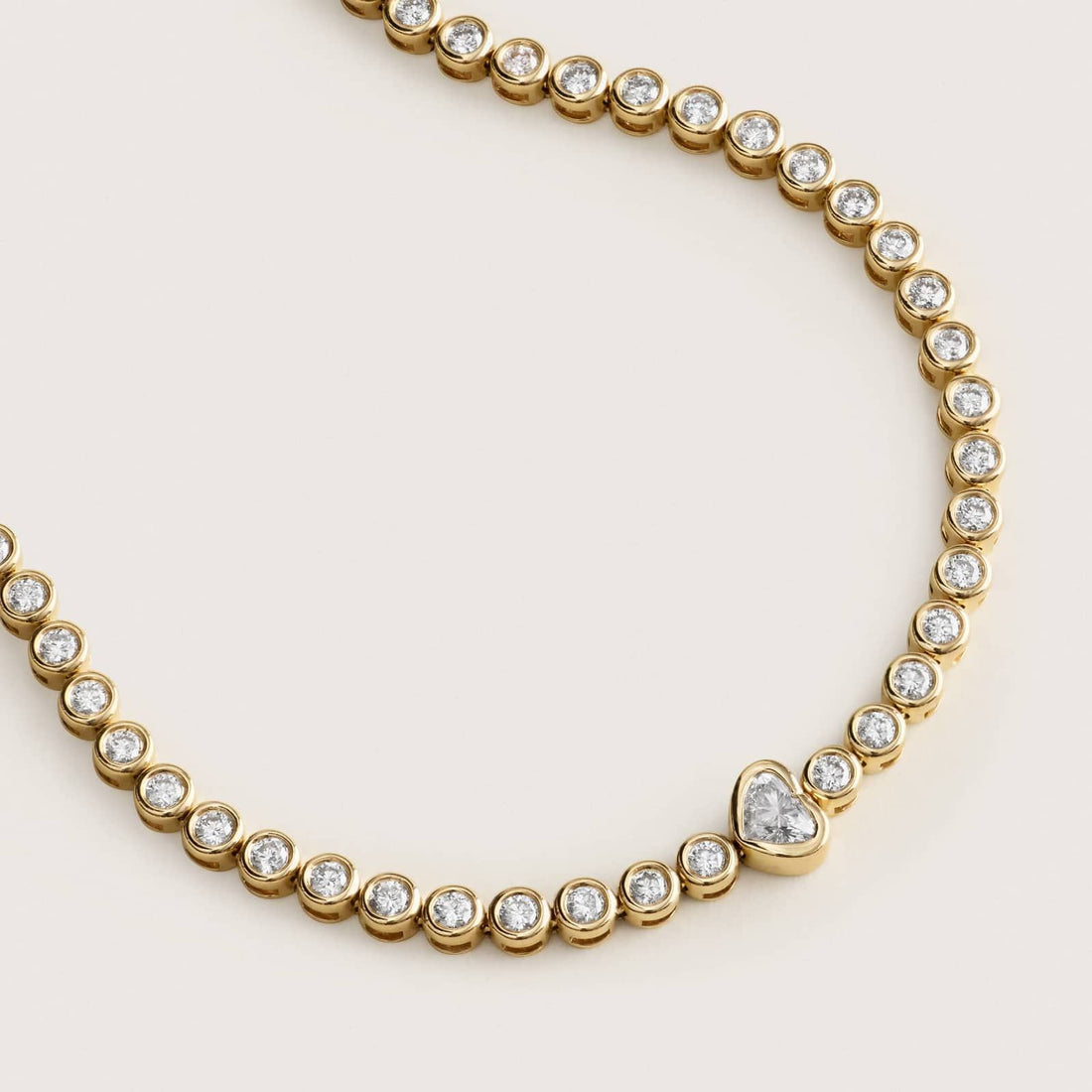 Round Diamond Tennis Bracelet with Bezel Heart Center in White Gold / Yellow Gold