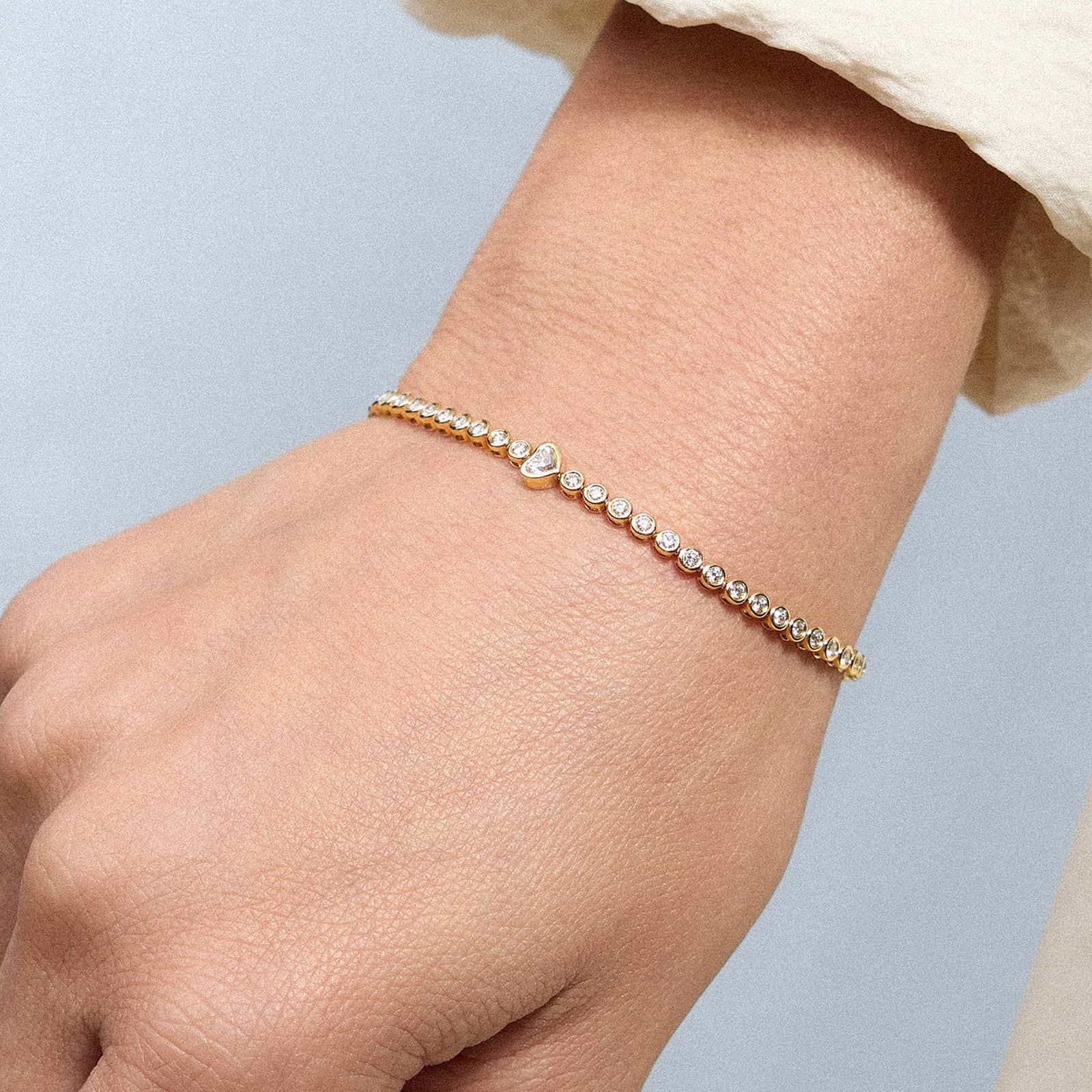 Round Diamond Tennis Bracelet with Bezel Heart Center in White Gold / Yellow Gold