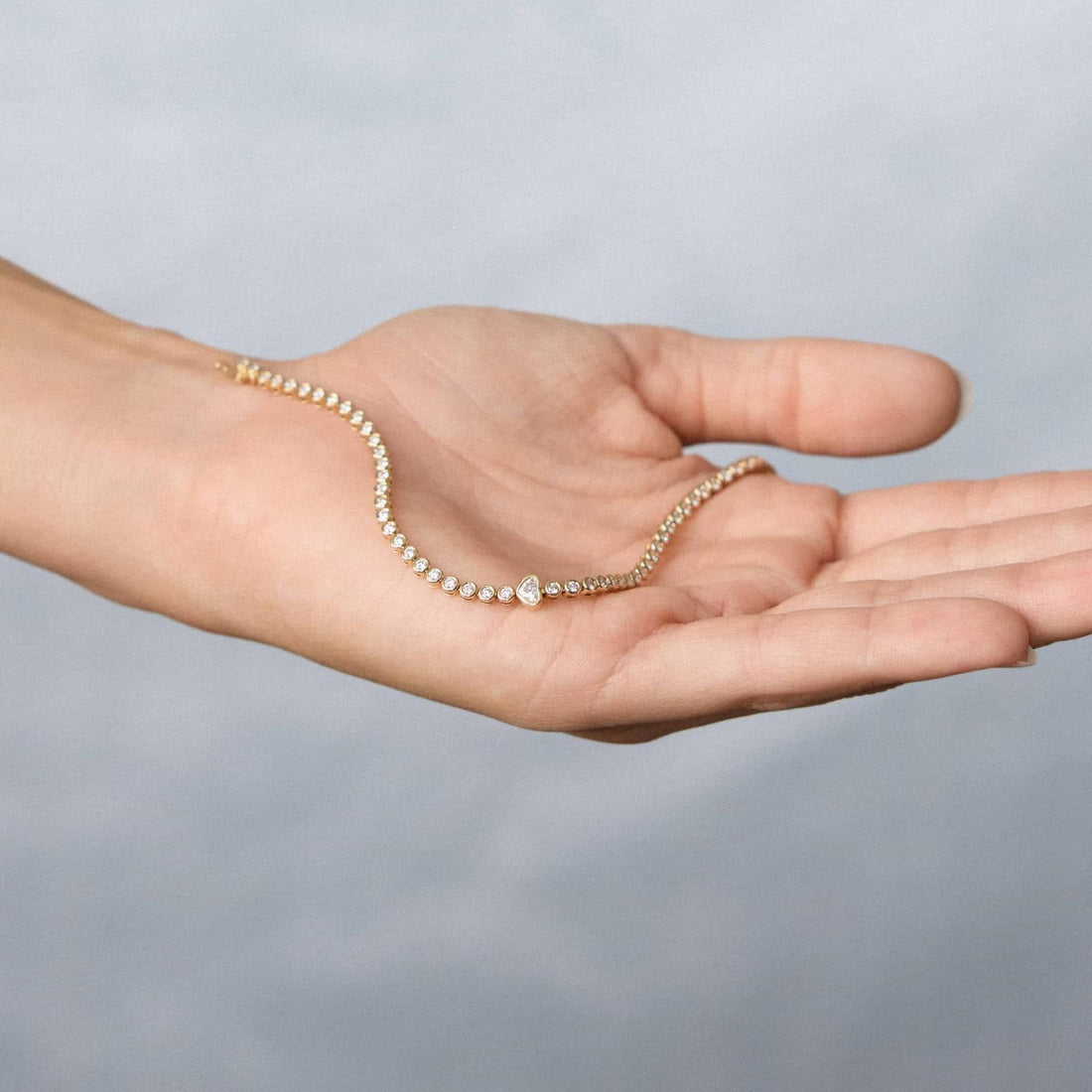 Round Diamond Tennis Bracelet with Bezel Heart Center in White Gold / Yellow Gold